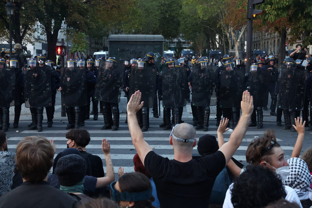 Proteste per la scuola in tutta la Francia: la polizia usa gas lacrimogeni
