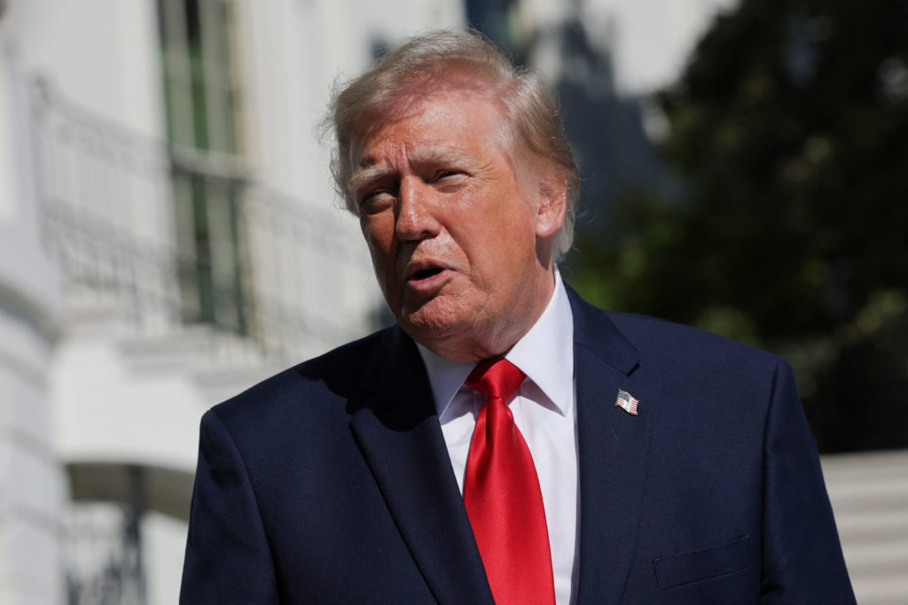 Il DNC fa causa all’amministrazione Trump: accusa gli spot di usare fondi pubblici